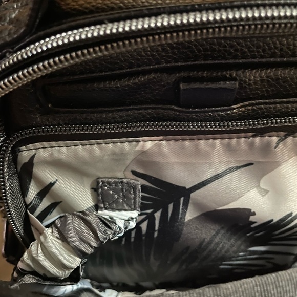 LUG Skeeter VL Convertible Crossbody NWT- Black - Picture 2 of 4